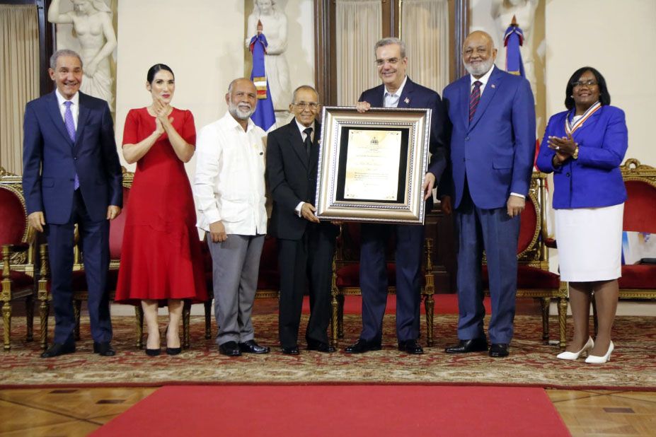 Abinader y Fulcar entregan Medalla a la Excelencia Magisterial 2022 ...