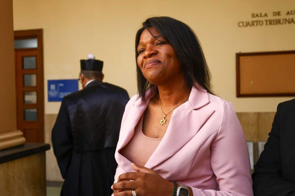 Elizabeth Silverio permanece en libertad mientras espera apelación