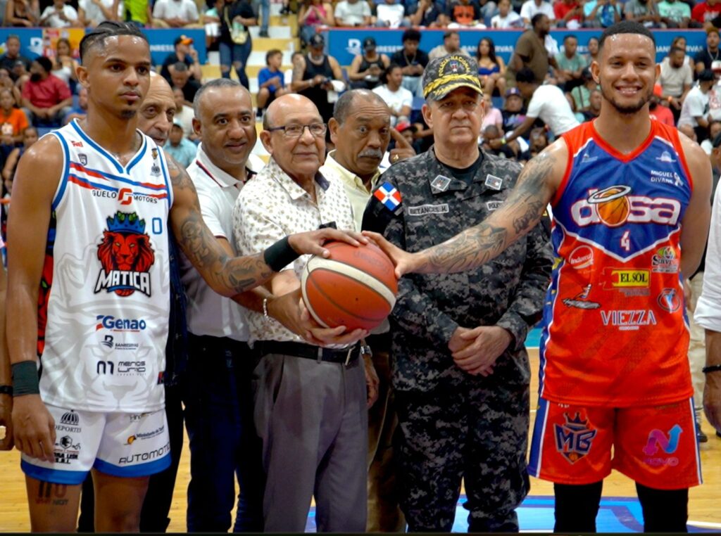 Director IDOPPRIL hace saque de honor XXX Torneo de Baloncesto Superior La Vega