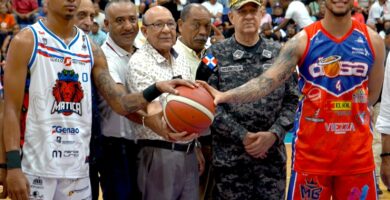 Director IDOPPRIL hace saque de honor XXX Torneo de Baloncesto Superior La Vega