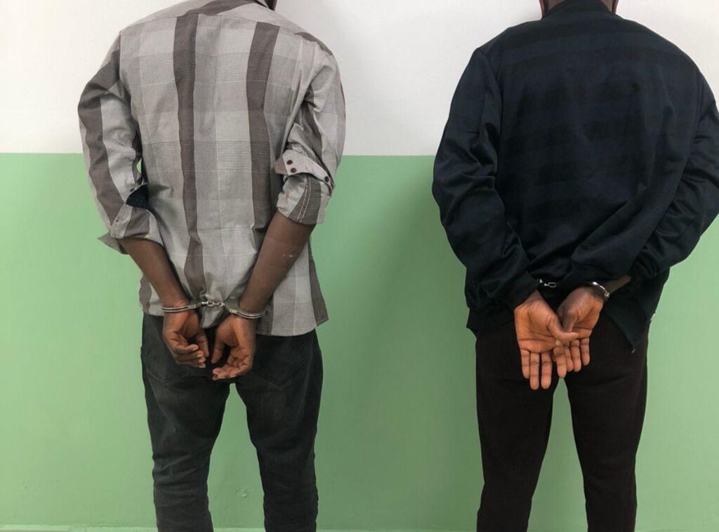 Arrestan dos nigerianos viajarían con estómago lleno de bolsitas de presuntas drogas