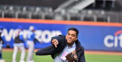 Ministro Kelvin Cruz lanzó el pitcheo de honor en Serie de Titanes