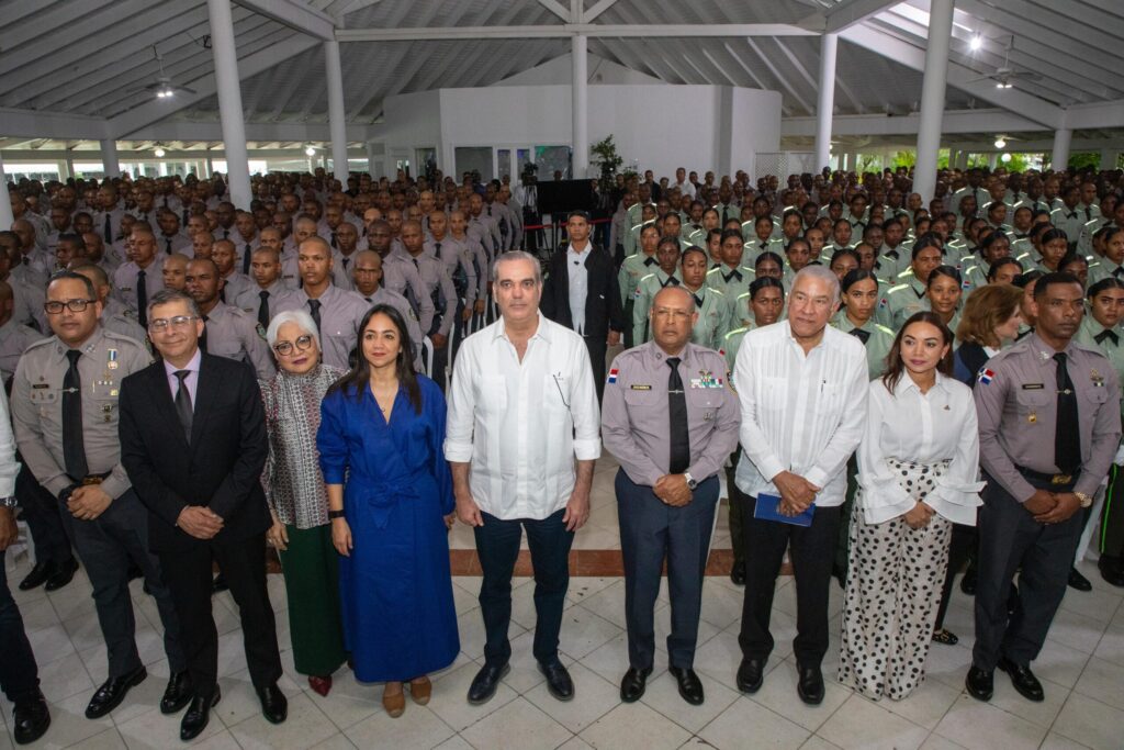Abinader encabeza graduación de 1,016 policías formados bajo la reforma policial