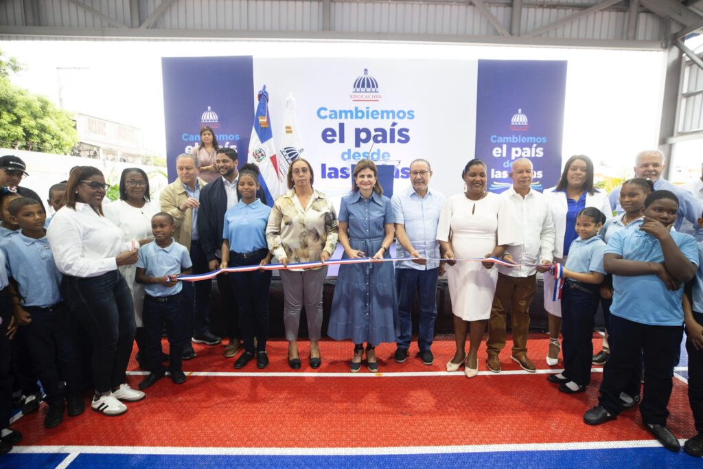 Raquel Peña entrega viviendas, espacios deportivos y centros comunitarios para mejorar calidad de vida en San Cristóbal