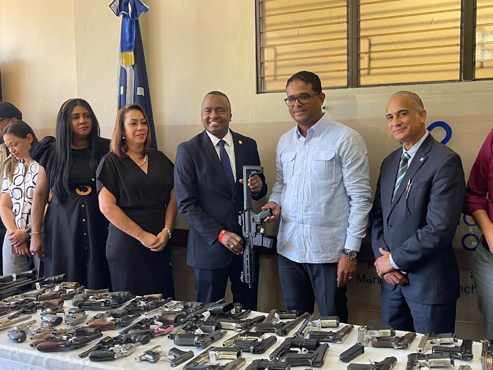 Ministerio Público de María Trinidad Sánchez entrega 173 armas de fuego ...